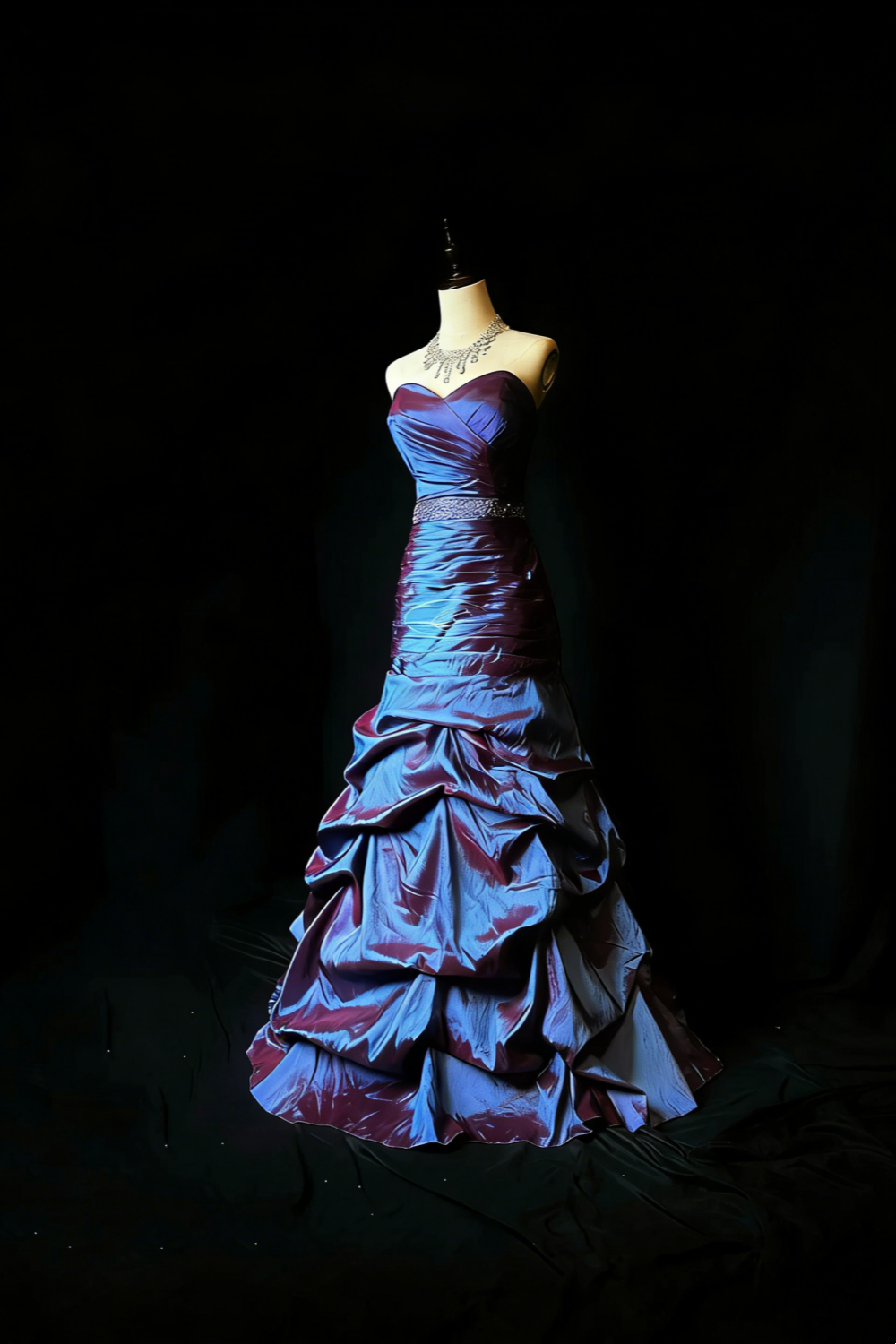 Schimmerndes, lila-blaues, trägerloses Meerjungfrauenkleid mit Raffungen und kristallbesetztem Taillenband gh7097