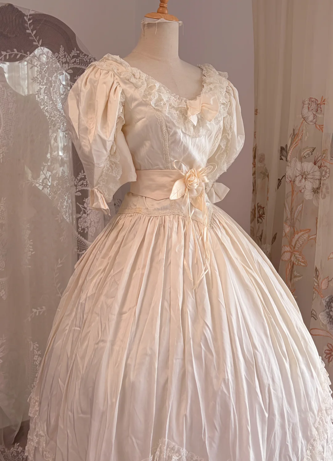 Cream White Vintage Victorian Long Gown, Puff Sleeve Lace Tiered Ballgown gh9289