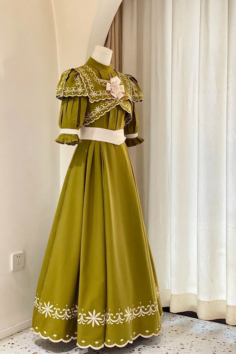 Robe longue vert olive en dentelle style victorien, idéale pour un tea party ou une soirée rétro (gh6737)
