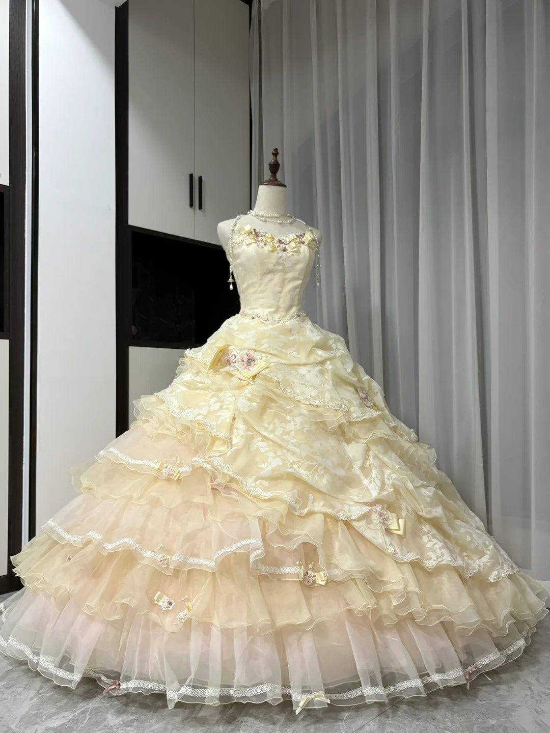 Gelbes, florales, perlenbesetztes, langes Tüll-Ballkleid zum 16. Geburtstag, Quinceanera-Kleid, gh4737