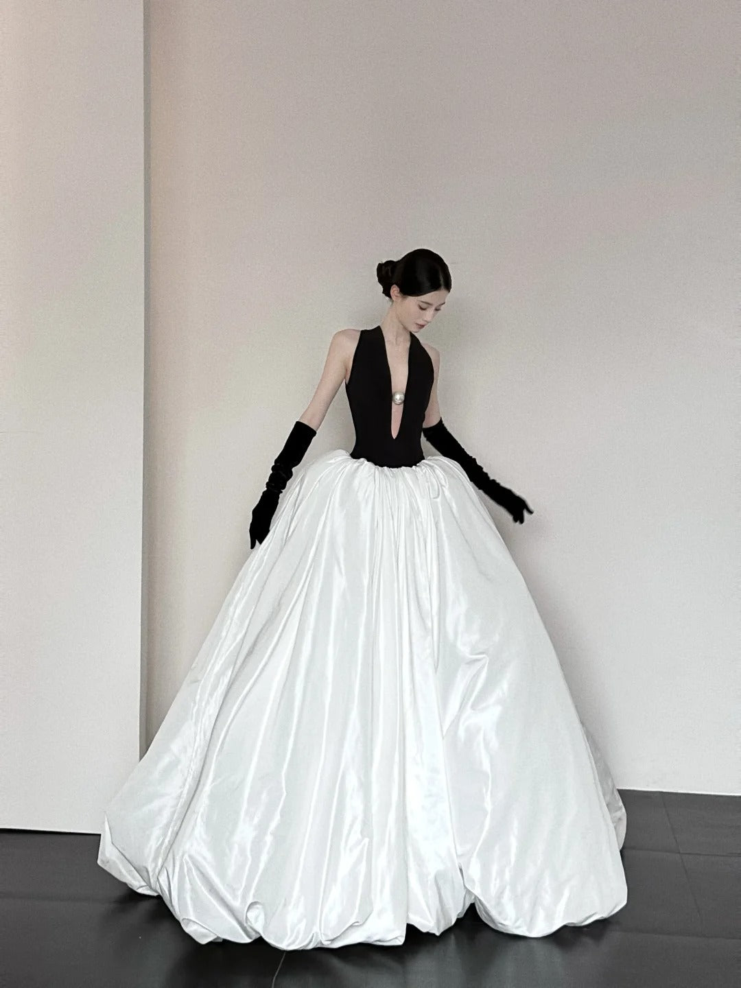 Robe de soirée longue en satin noir et blanc, élégante et à la mode, col en V, coupe trapèze, longueur au sol, robe de bal gh3732