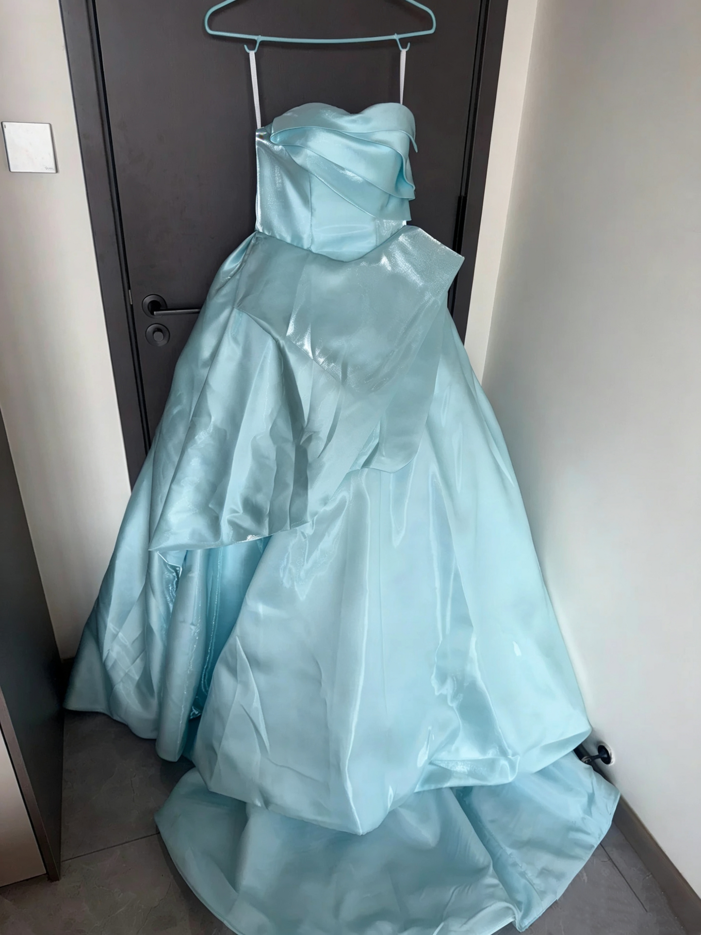 Minimalistisches, luxuriöses, eisblaues, trägerloses Ballkleid aus Satin mit 3D-Rüschen – perfekt für Dinnerpartys und Cocktailabende (gh6545)