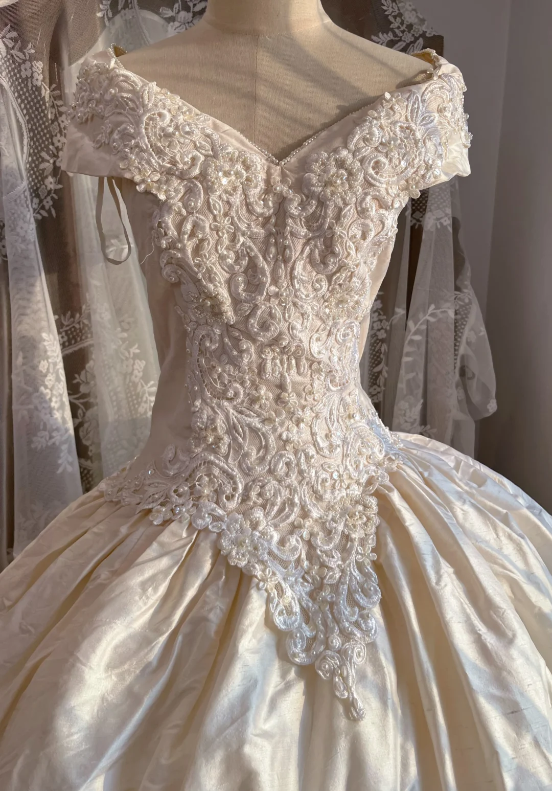 Ivory Vintage Ballgown Wedding Dress, Off Shoulder Lace Bridal Gown gh9312
