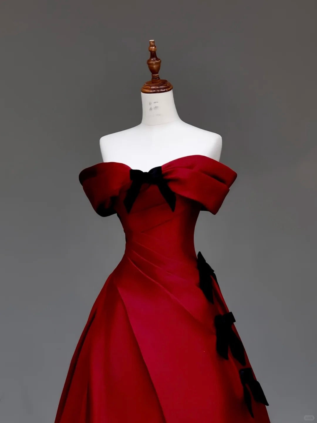 Girlhomeshops - Robe de soirée longue en satin avec nœud rouge gh5115