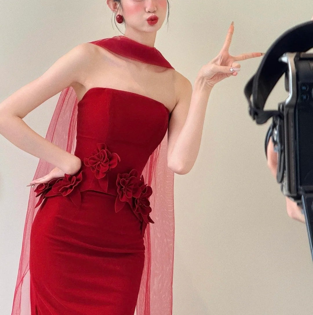 girlhomeshops-Rotes, figurbetontes, bodenlanges Ballkleid aus Satin mit Blumenmustergh5960