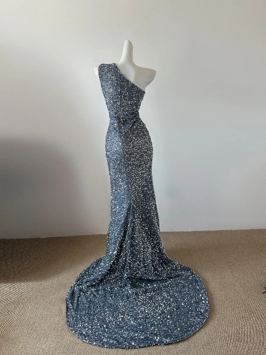 Robe de soirée longue argentée et brillante à paillettes gh4837