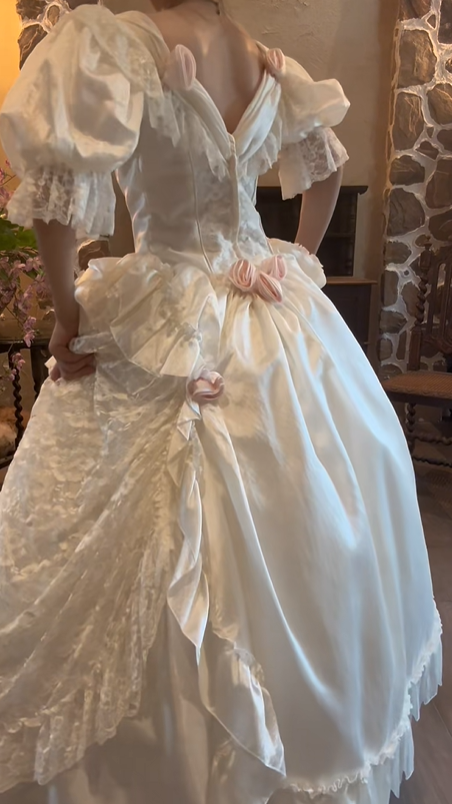 Cream White Vintage Palace Wedding Gown, V‑Neck Puff Mid‑Sleeve Lace Trim 3D Fabric Rose Satin Ball Gown Bridal Dress gh9069