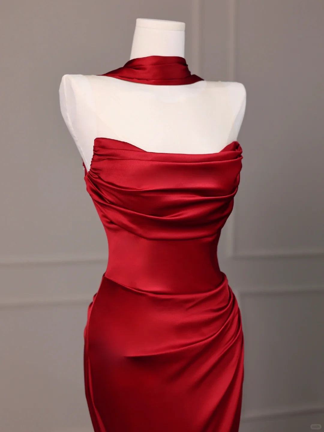 Robe de soirée longue en satin bordeaux à dos nu et queue de poisson gh4546