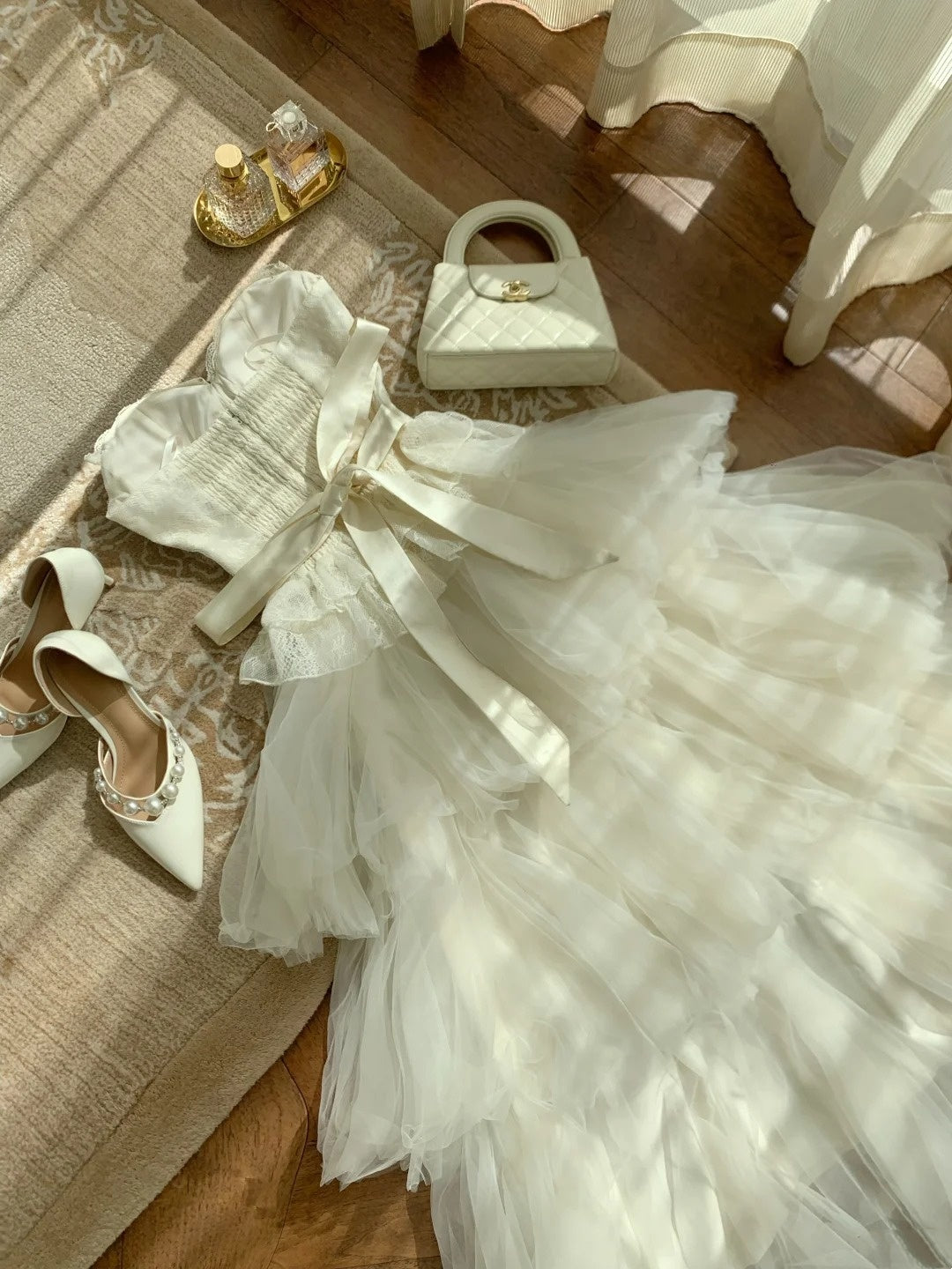 Viraler Trend! Cremefarbenes Satinkleid mit Bindegürtel – das perfekte Abendkleid für ein romantisches Date (gh7002).