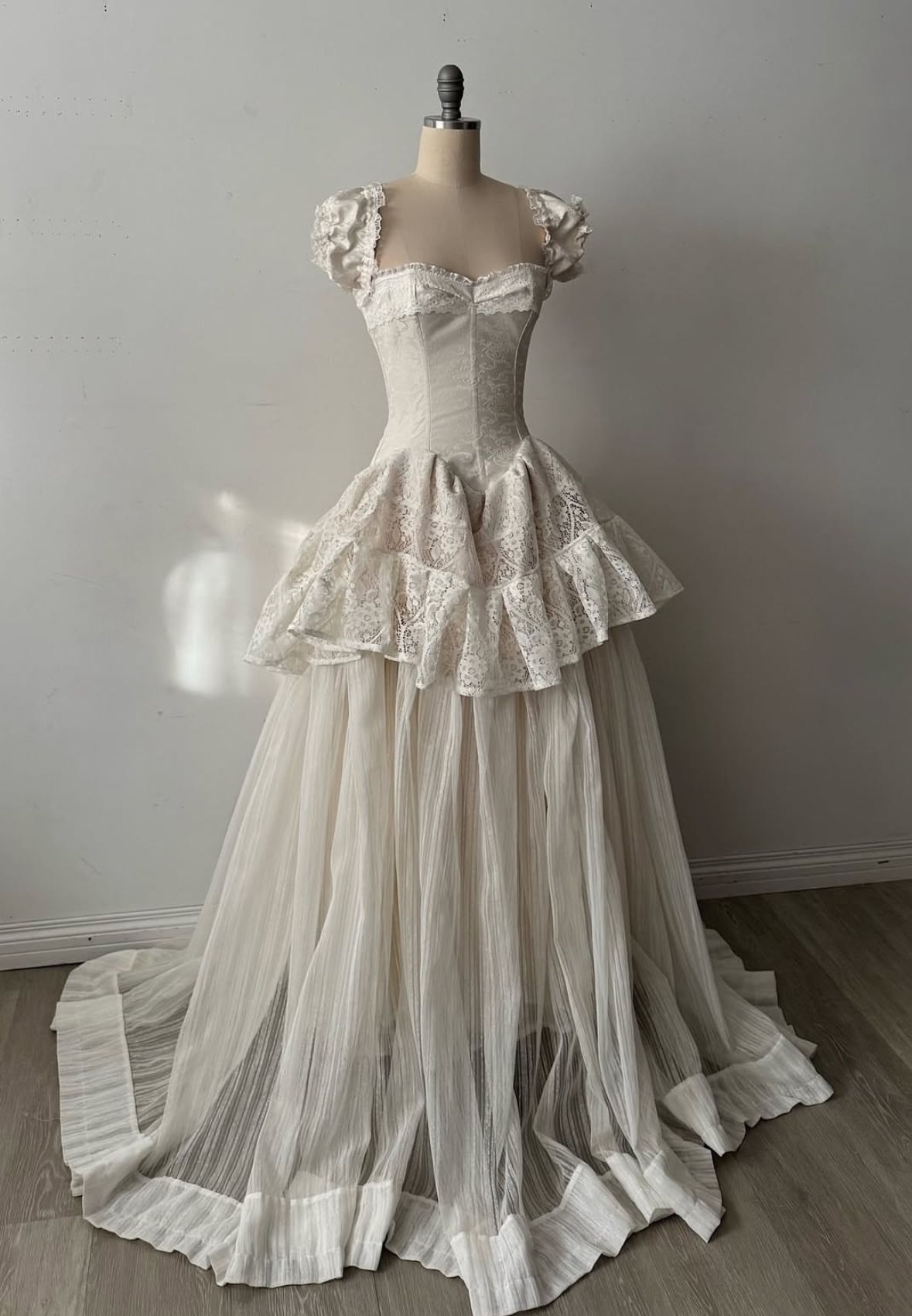 Vintage Palace Style Puff-Sleeve Gown