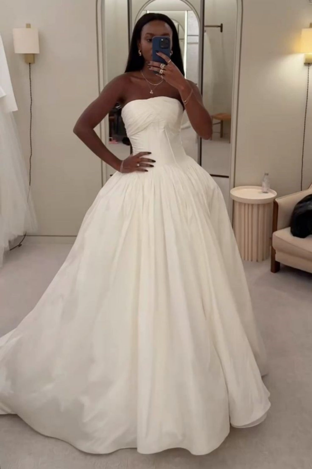 Robe de mariée sans manches en satin blanc avec traîne | Robe de bal élégante et luxueuse, bustier et taille cintrée, idéale pour un gala (gh6462)