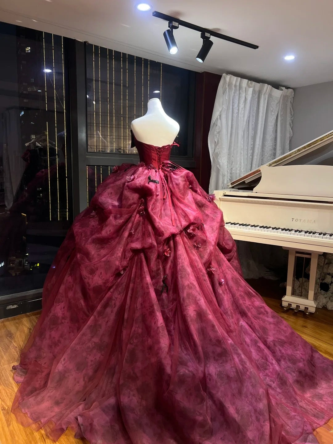 Absolut atemberaubendes und elegantes rotes Prinzessinnenkleid im französischen Stil mit einer riesigen Schleppe gh6726