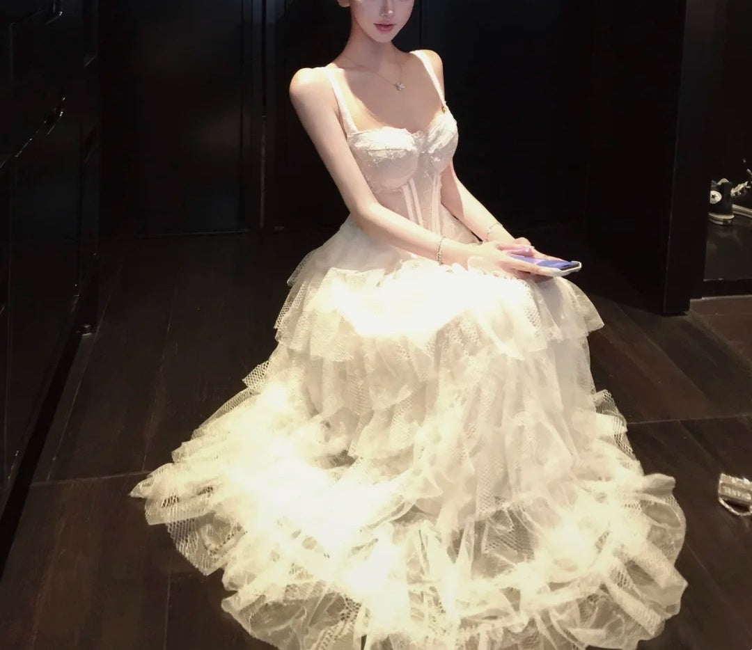 girlhomeshops-Süßes weißes Spitzenkleid mit Trägern, gestuftes Kleid-Design mit romantischer Atmosphäre gh5901