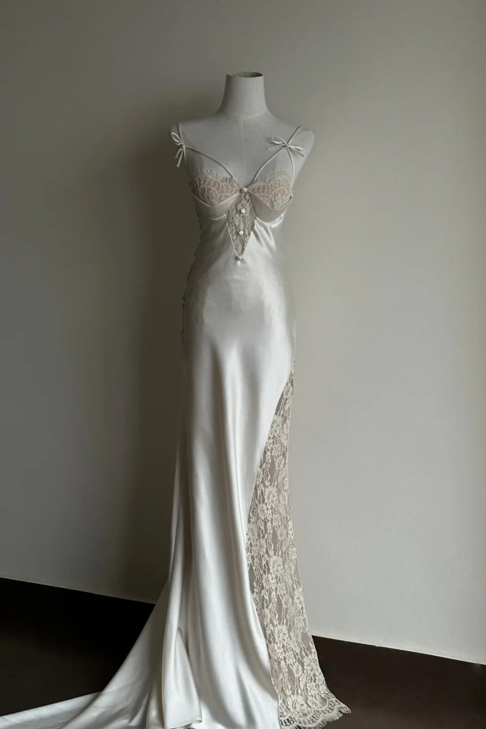 White satin exquisite lace long wedding dress with long tail formal dress gh6807