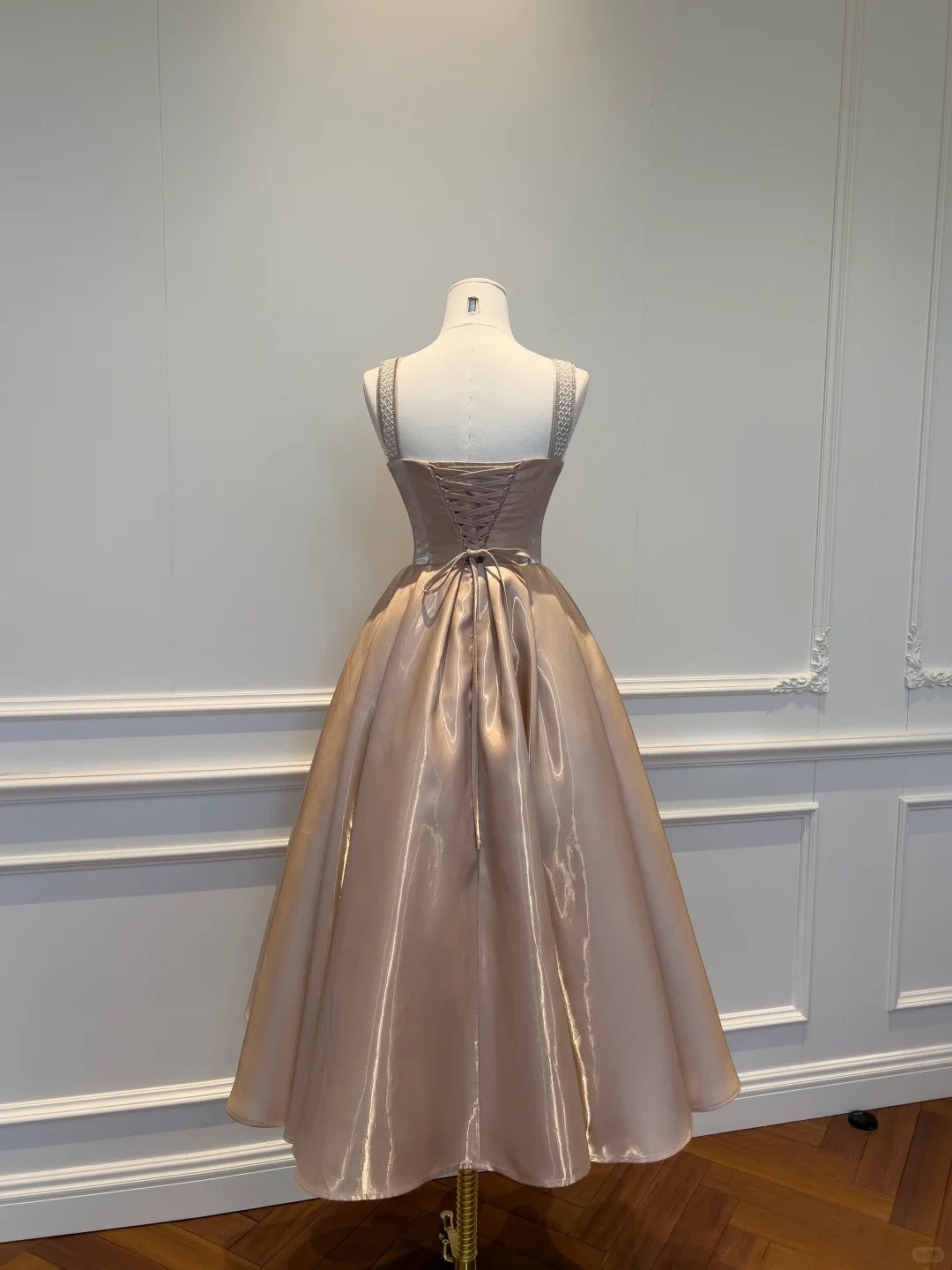 Robe de soirée élégante en satin irisé à fines bretelles, style raffiné et luxueux - Idéale pour un rendez-vous ou une fête (gh6559)