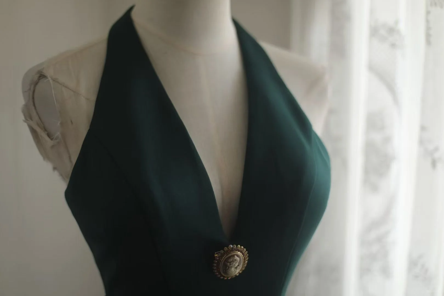 Emerald Green Halter V‑Neck Satin Mermaid Evening Gown, Vintage Metal Brooch Fitted Long Formal Prom Dress gh9122