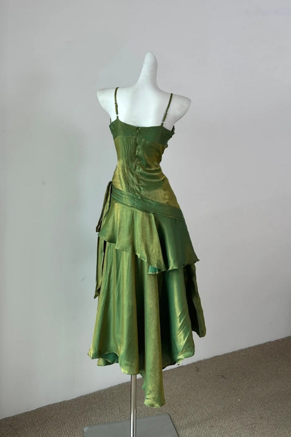Girlhomeshops - Robe mi-longue à volants vert émeraude brillante et tendance, unique et à fines bretelles (gh5843)