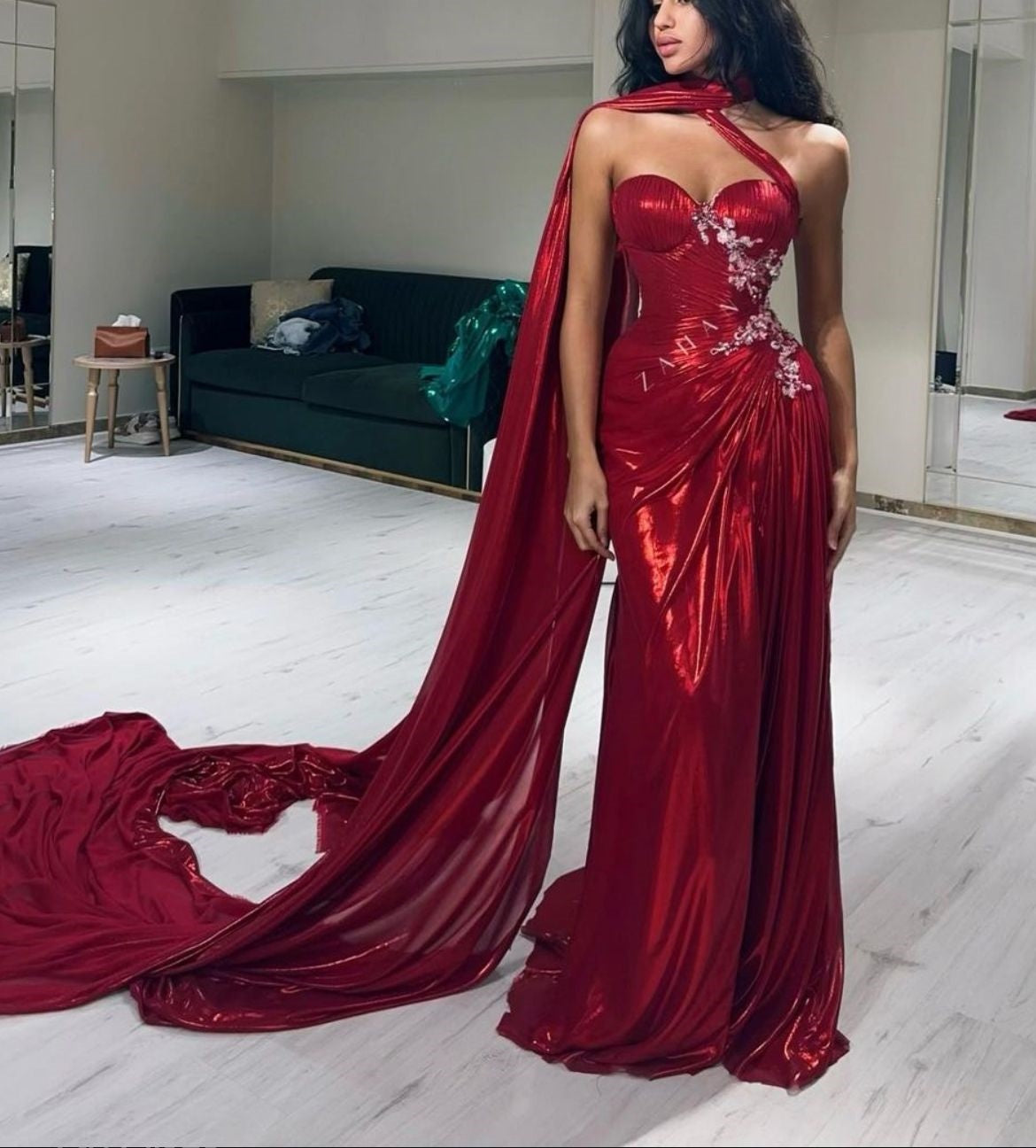 Ärmelloses, bodenlanges Abendkleid aus rotem Satin mit One-Shoulder-Ausschnitt | Luxuriöses, glamouröses, trägerloses Strasskleid mit Herzmotiv für festliche Anlässe gh6457