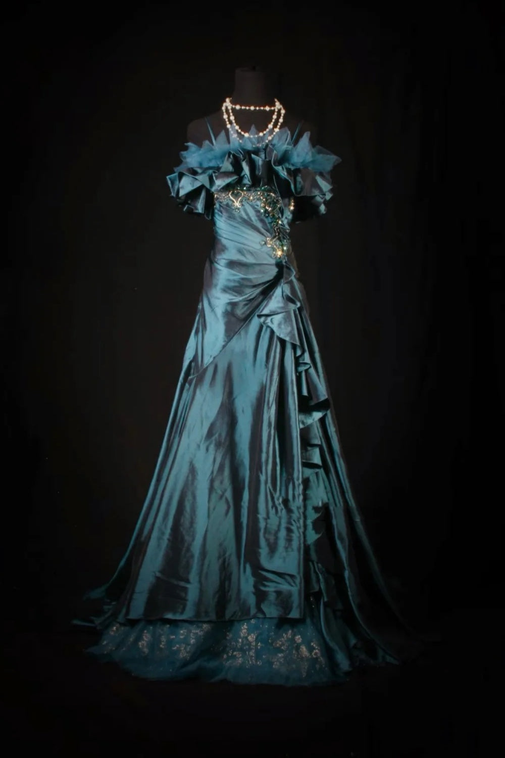 Langes Satinkleid in Pfauenblau: Schulterfrei mit Rüschen, luxuriöses Bankettkleid gh6574
