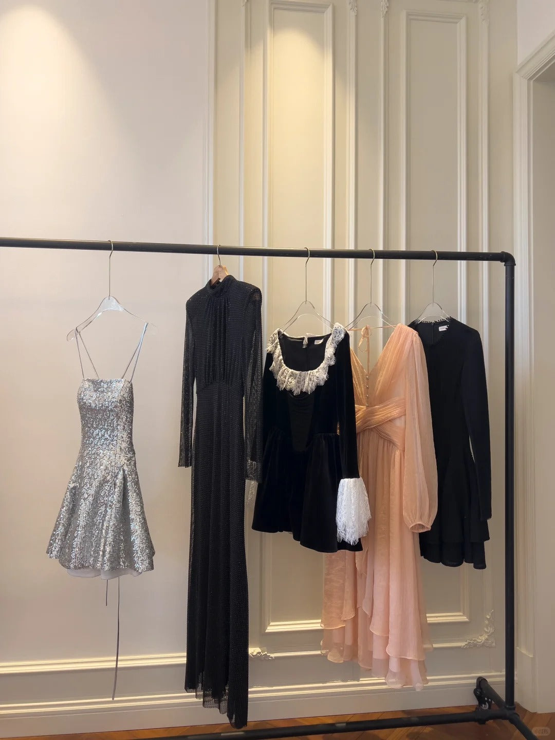Silbernes glänzendes Nischen-Vintage-Kleid, kurzes Pailletten-Heimkehrkleid, Geburtstags-Cocktailpartykleid, gh4306