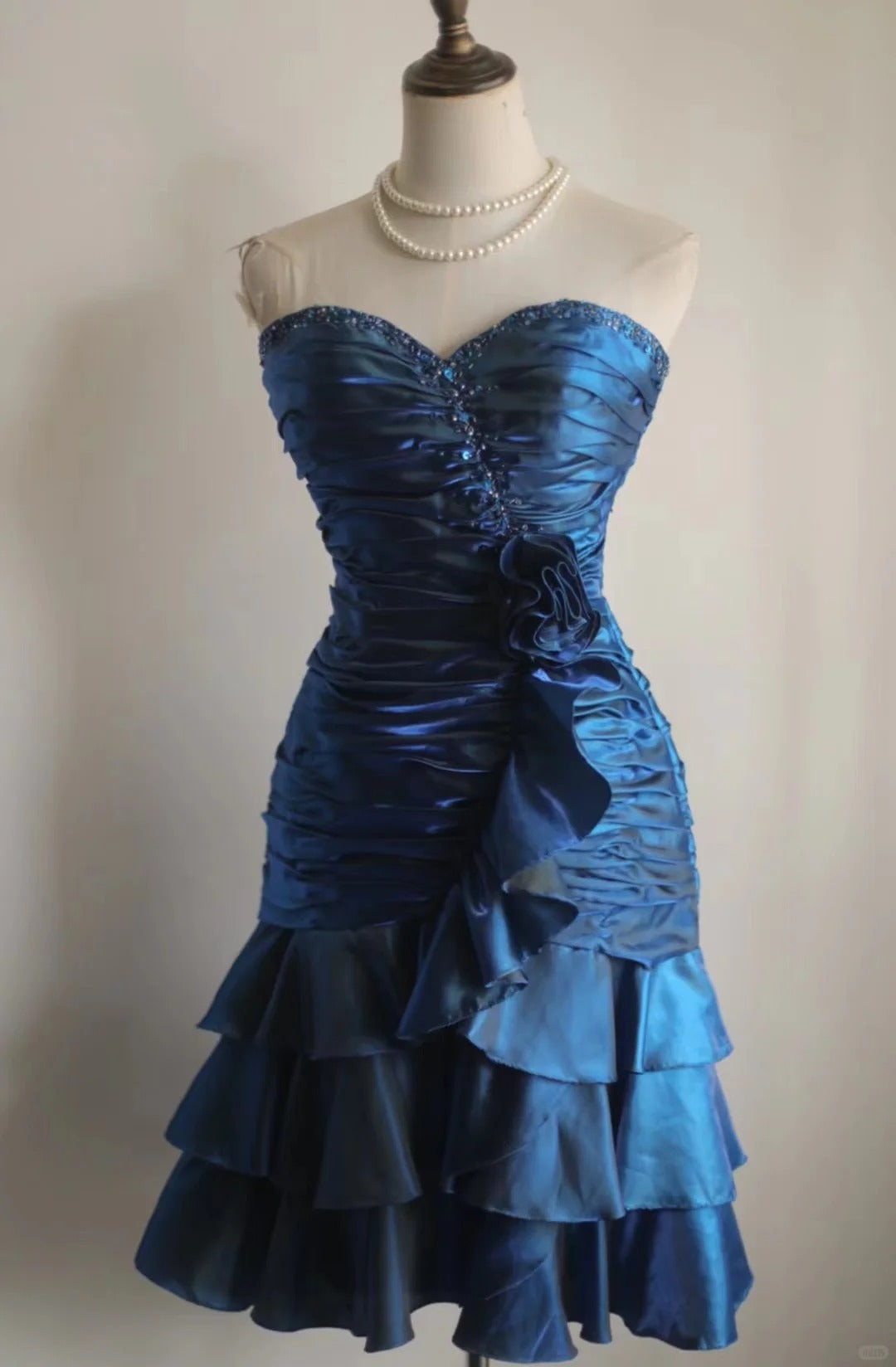 Blaues Homecoming-Kleid mit Perlen und Blumenmuster, kurzes Satin-Ballkleid, Abendkleid, Abschlusskleid, gh4495