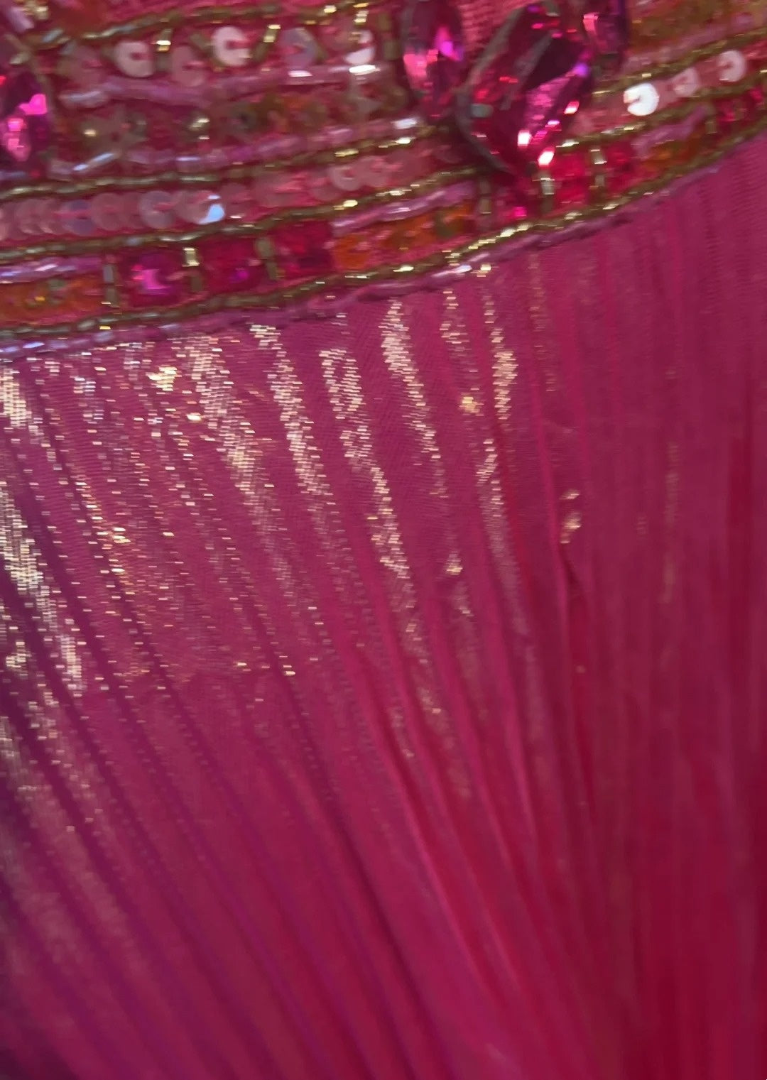 Langes, elegantes, rosafarbenes Satinkleid mit exquisiter Perlenverzierung gh6774