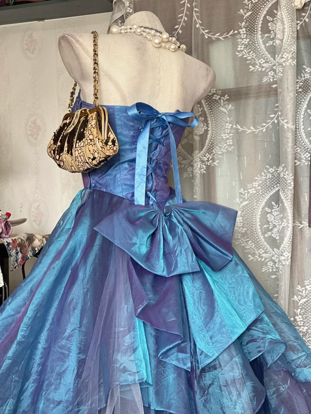 Vintage-Ballkleid im Court-Stil, blau-violett Ombré, schulterfrei, aus Spitze, schimmernder Organza, gh7091