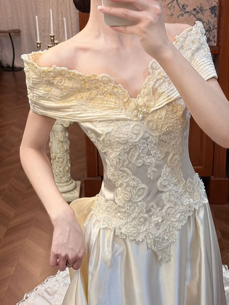 Cream‑Gold Vintage Satin Wedding Gown, V‑Neck Off‑The‑Shoulder Fold‑Over Cape Short Sleeves, Ornate Lace Appliqué Embroidery Bodice, Pointed Waist, A‑Line Long Train With Lace Hem, Prom Dress gh8640