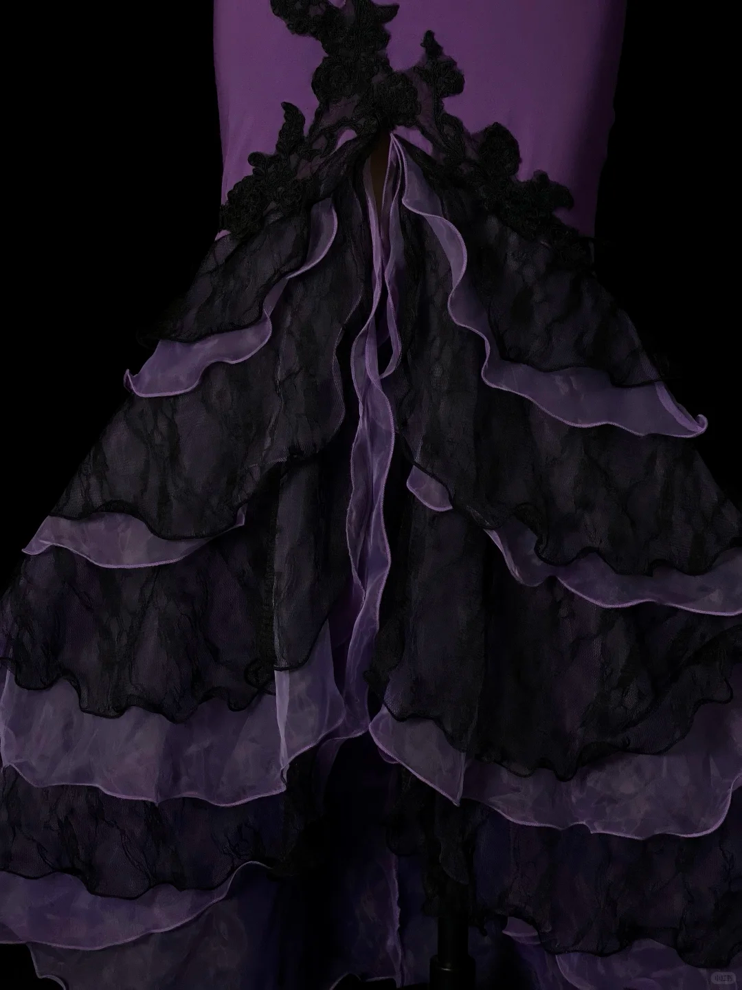 Purple‑Black Vintage Mermaid Evening Gown, Spaghetti Strap V‑Neck, Black Lace Appliqués, Fitted Waist, Tiered Ruffled Lace Mermaid Skirt, Gothic Retro Prom Party Dress gh8884