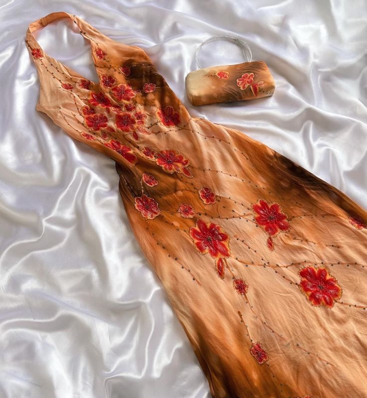 Robe de soirée longue élégante en mousseline de soie à col licou et perles florales orange et jaune gh3284