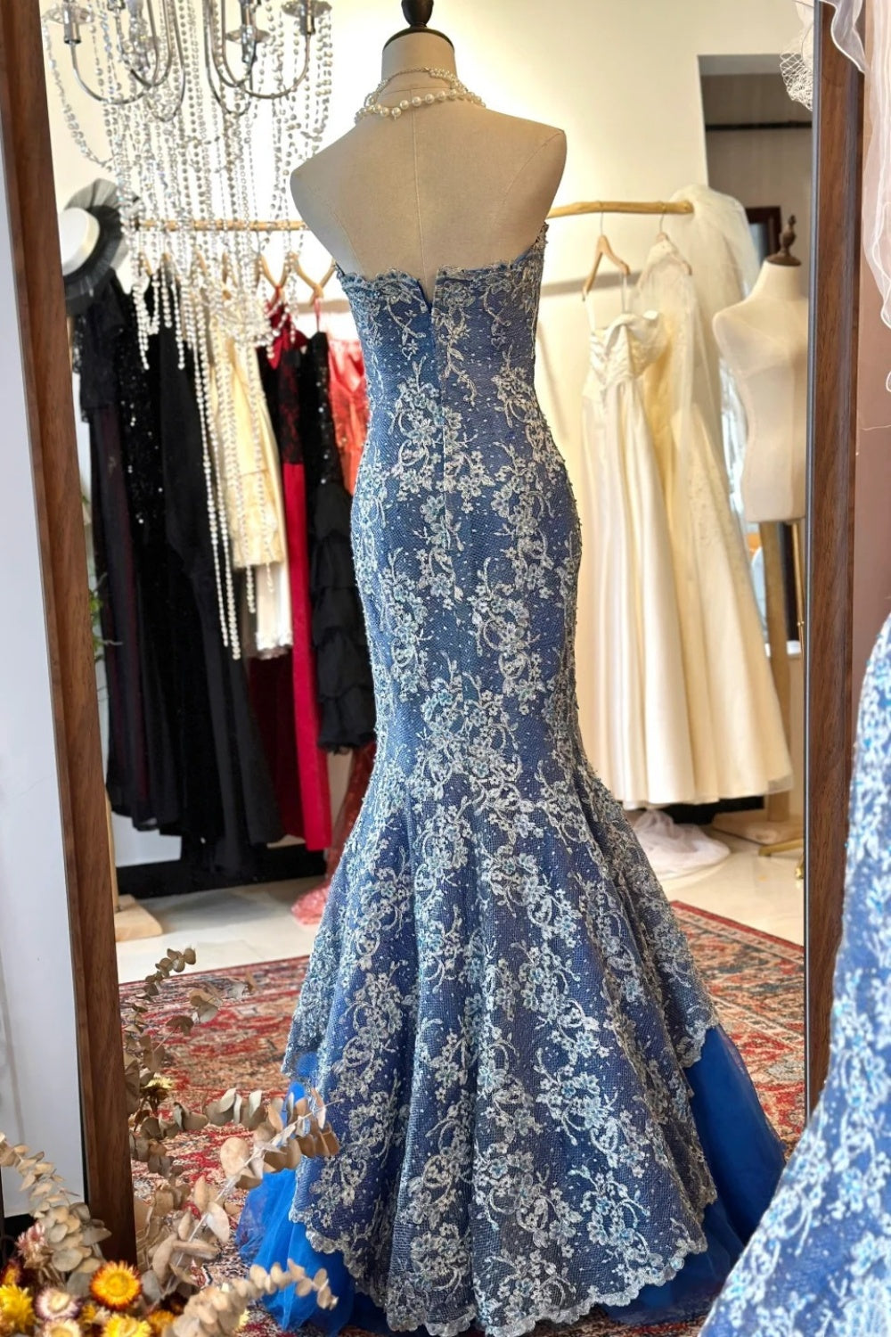 Meerjungfrauenkleid aus blau-weißer Spitze mit Bandeau-Ausschnitt: Aufwendige Stickerei, Farbverlauf, hochwertiges Maxikleid für festliche Anlässe gh6585