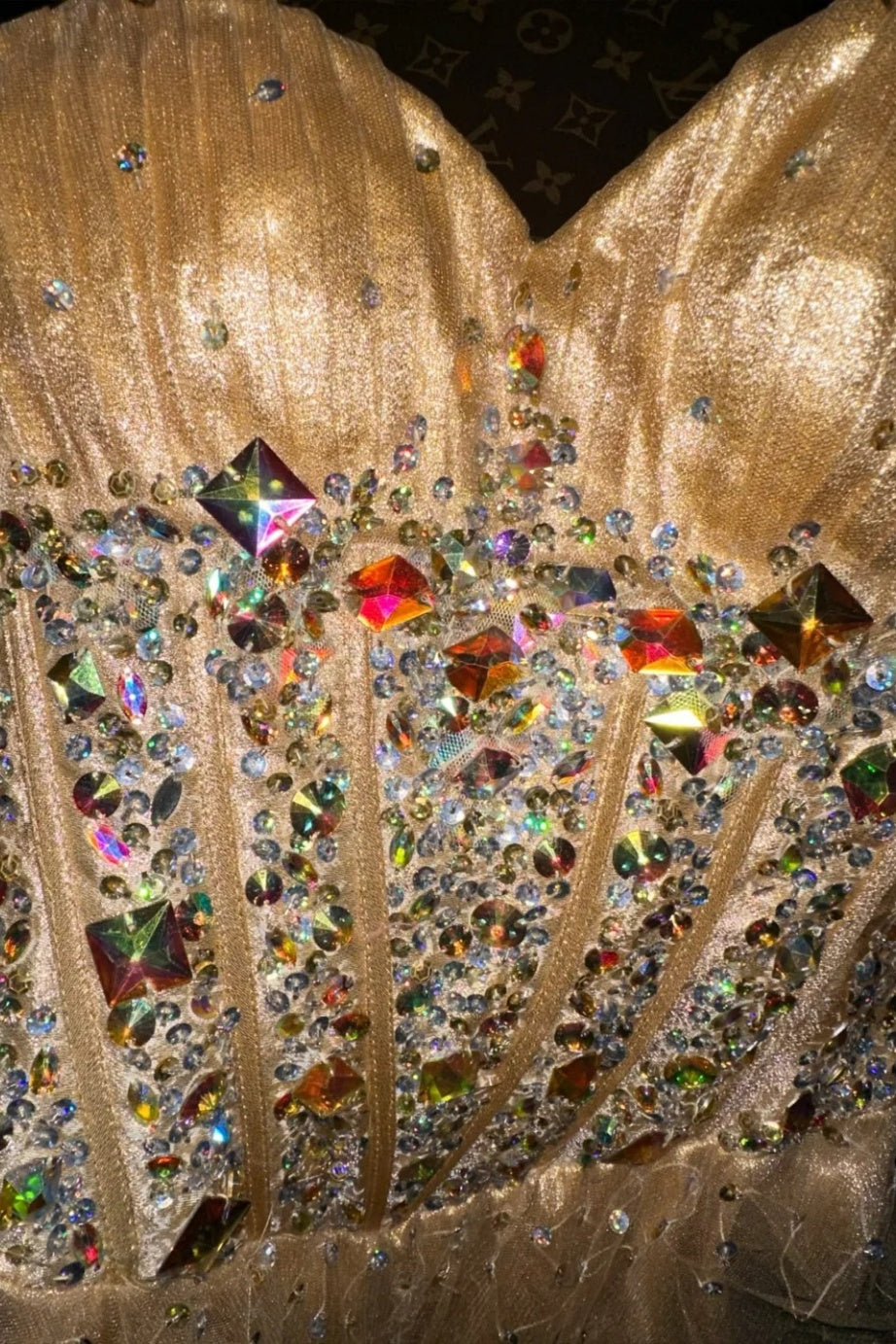Goldenes, prachtvolles, glänzendes, elegantes langes Abschlusskleid, Abendkleid gh6813