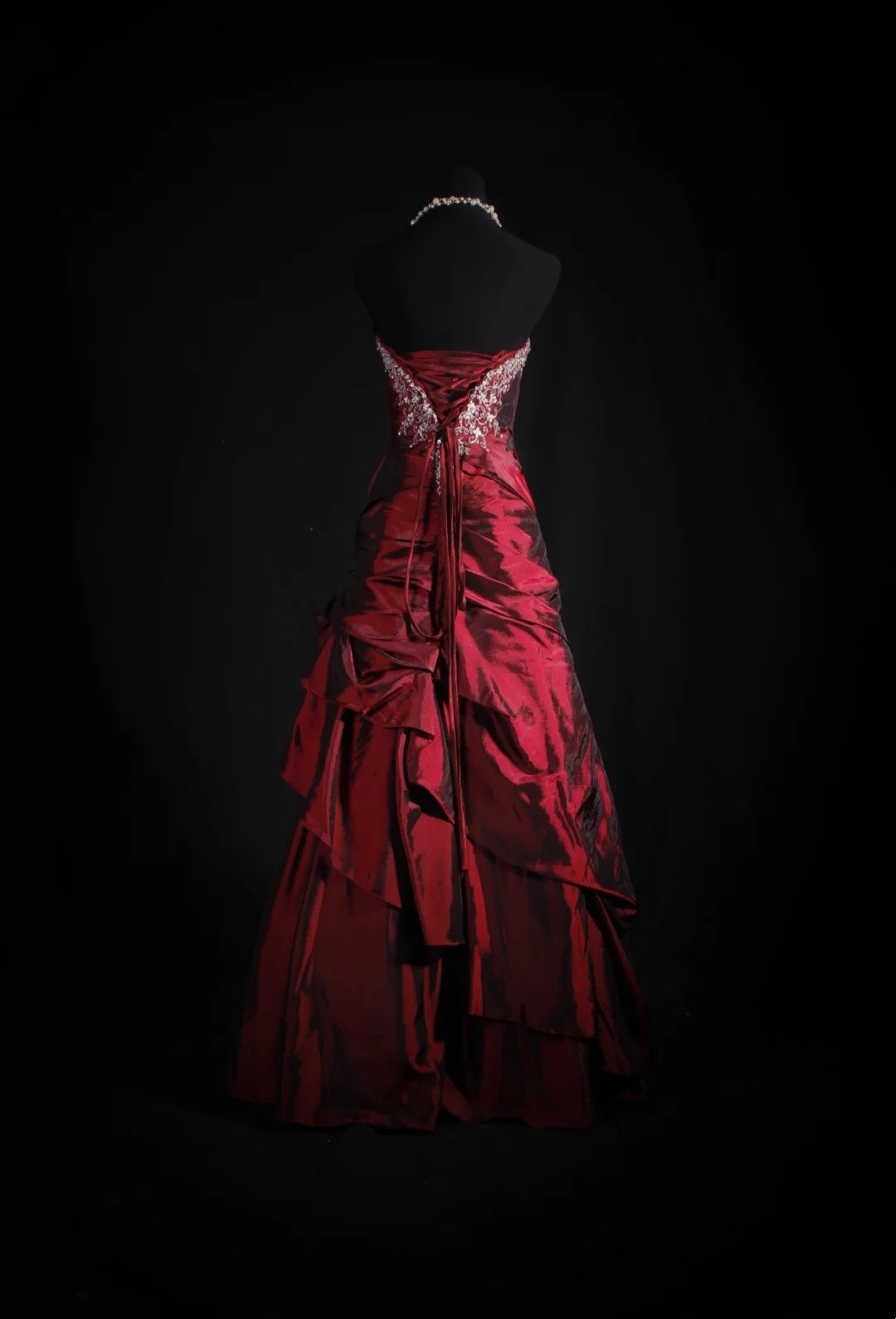 girlhomeshops-Burgunderfarbenes, ärmelloses, bodenlanges Rüschenkleid aus Satin mit Perlenbesatz gh6316