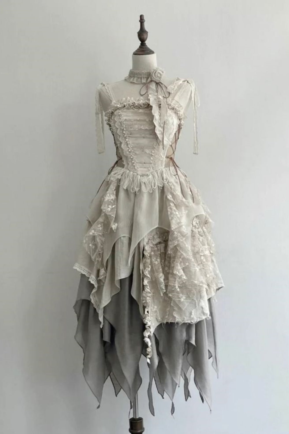 Grau-weißes, farblich abgesetztes, gestuftes, asymmetrisches Spitzenkleid gh6396