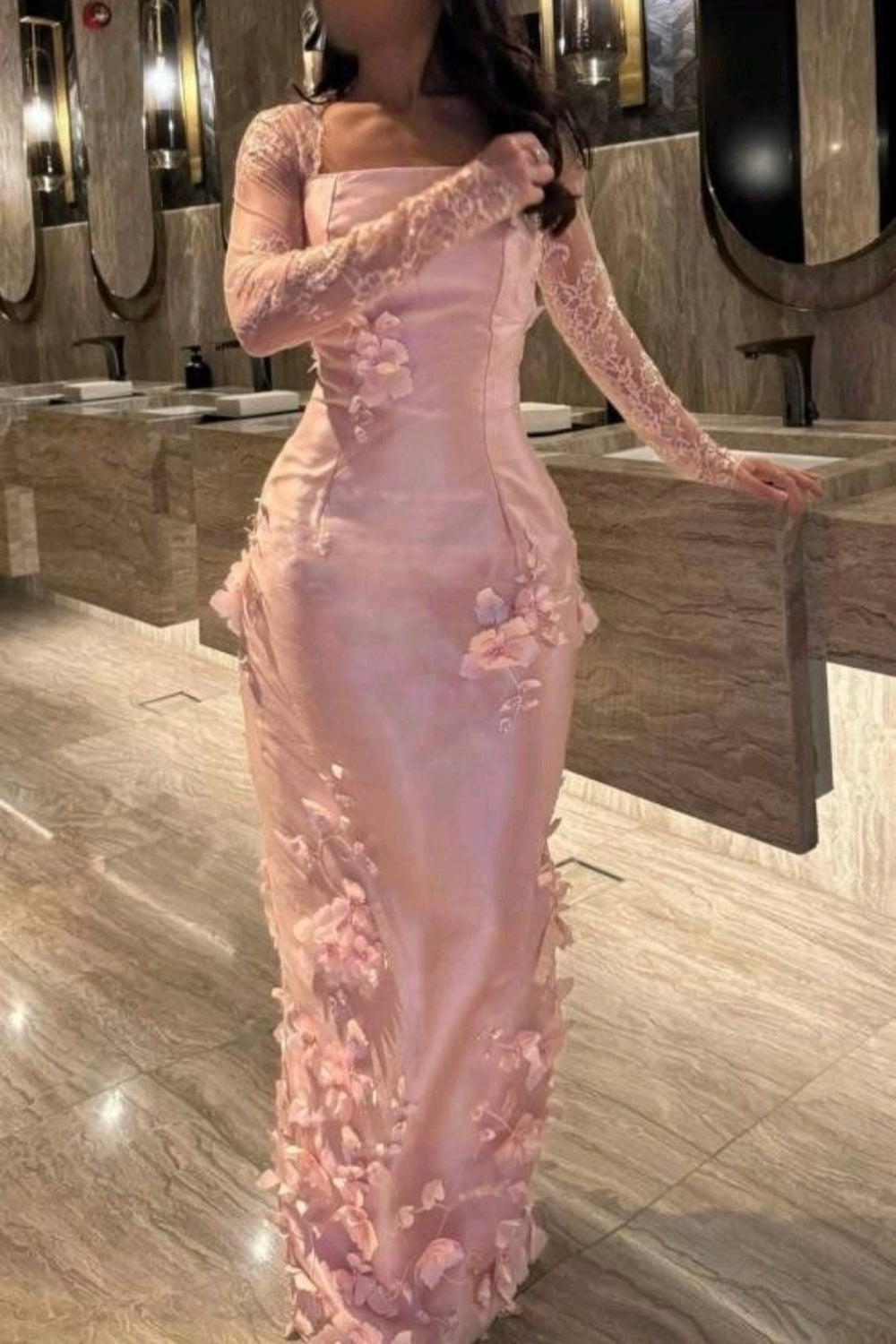 Rosa, handgefertigtes, langärmeliges Abendkleid aus Satin mit Blumenmuster gh7076