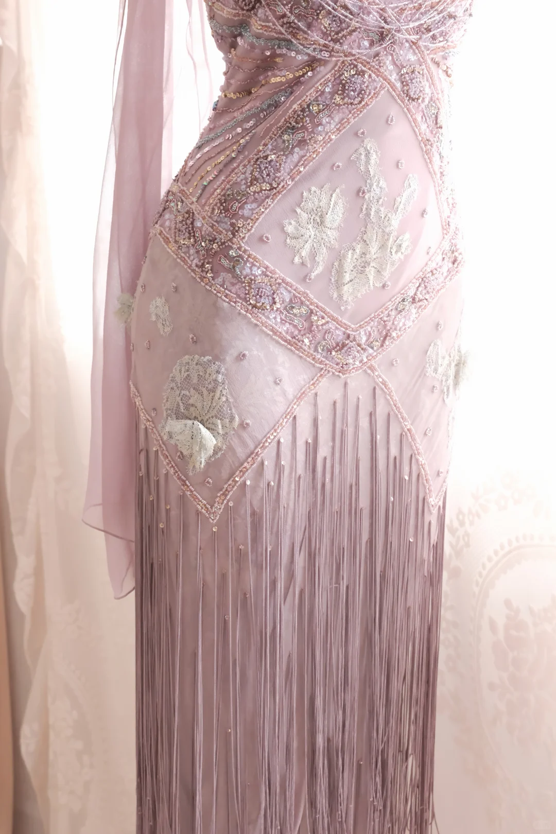 Women Dusty Pink Gatsby Style Evening Gown Halter Cowl Neck Hand-Beaded Lace Appliques Long Fringe Skirt with Matching Sheer Scarf gh9566