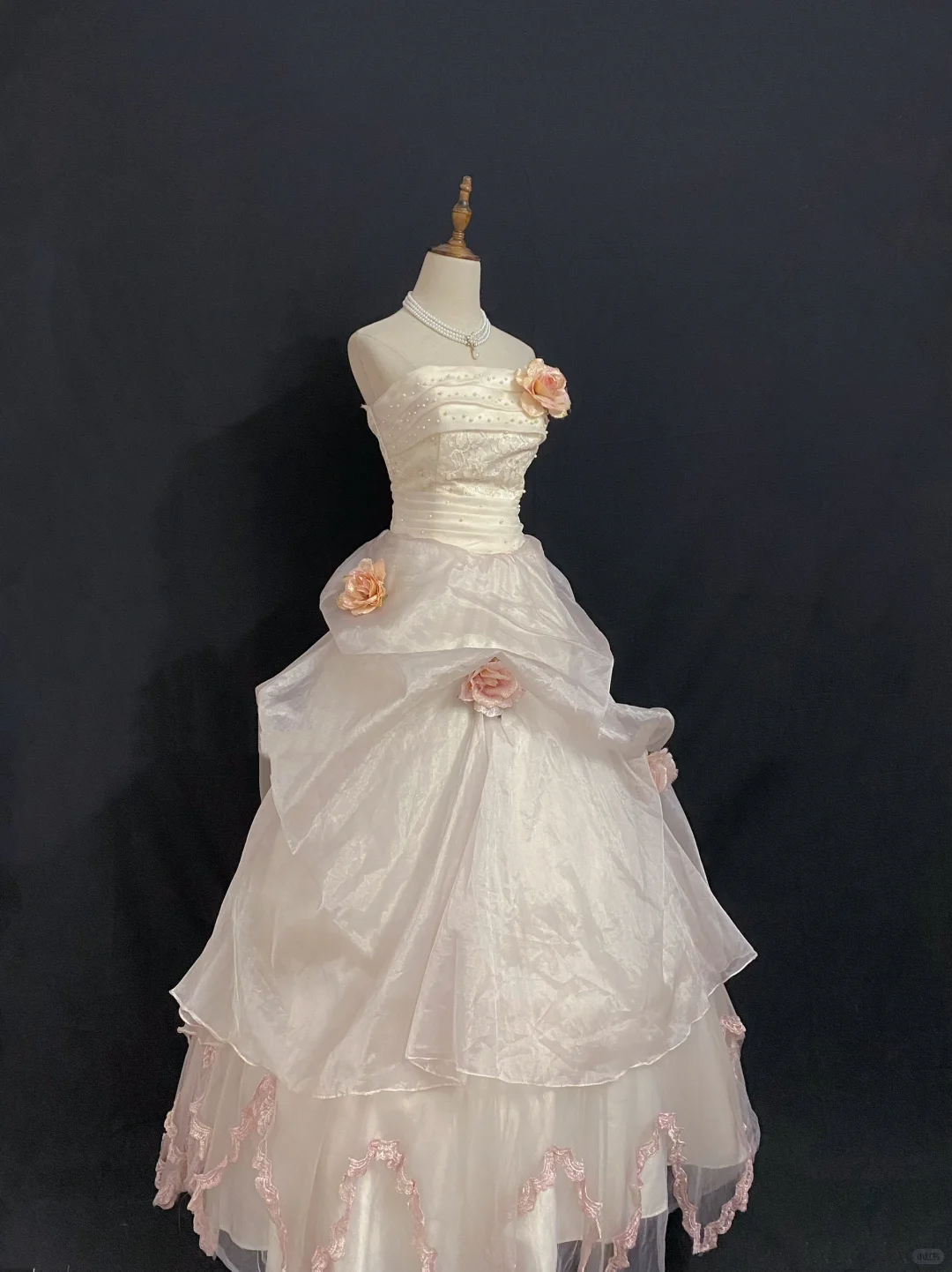 Off-White Strapless Romantic Wedding Dress, Cinched Waist, Voluminous Vintage Princess Skirt gh8320