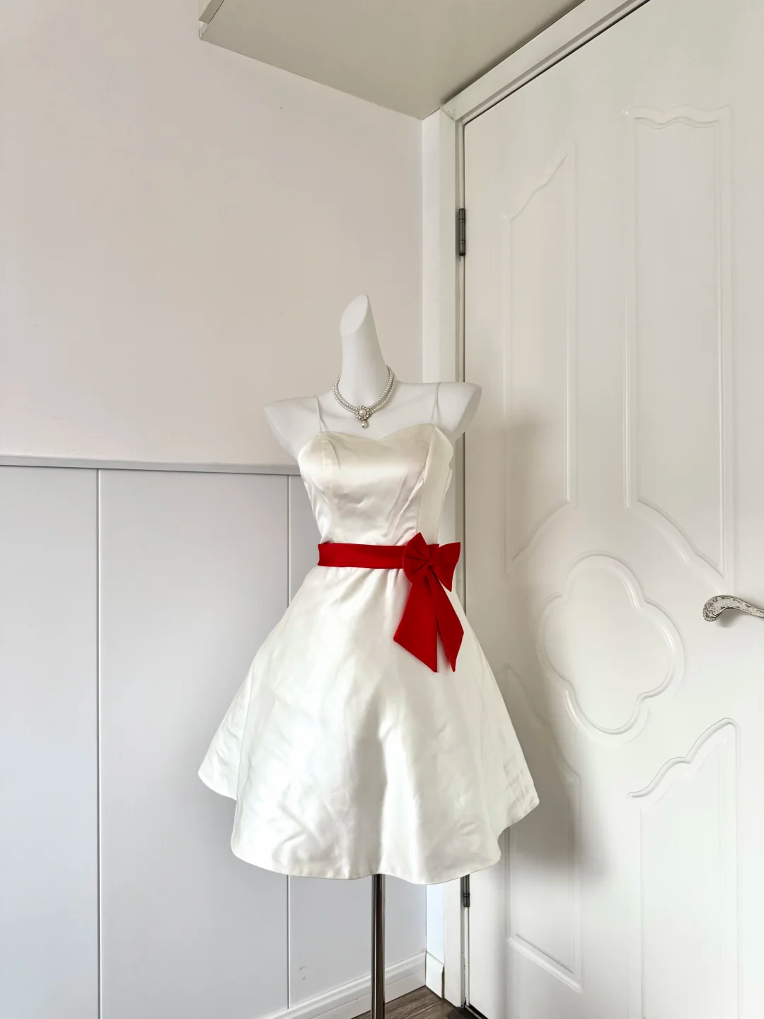 Women Ivory Homecoming Dress, Spaghetti Strap Sweetheart Neckline Satin Fabric Contrast Red Satin Bow Waist Sash High Waist Simple A‑Line Mini Bridesmaid Party Dress gh9221