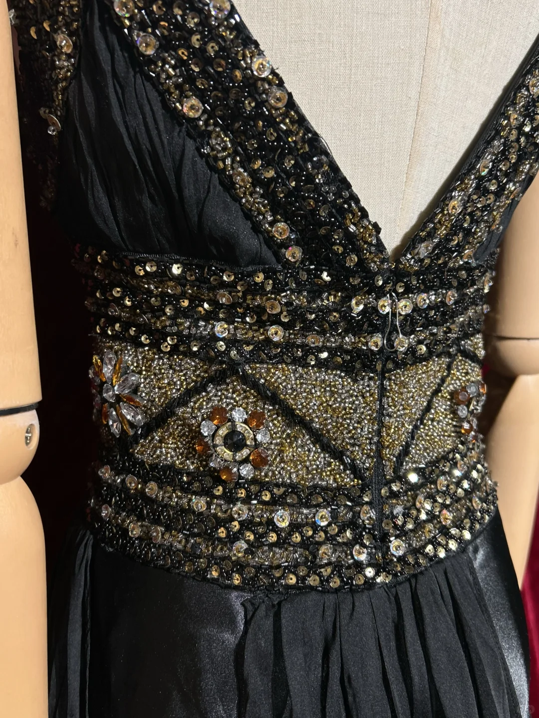 V Neck Black Chiffon Prom Dress Sheer Flare Long Sleeve Gold Rhinestone Beaded Floor Length Formal Gown gh9558
