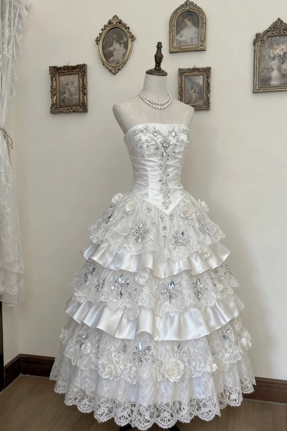 Girlhomeshops - Style de soirée romantique : Robe d'anniversaire fantaisie bustier en satin blanc, dentelle et strass, motif floral 3D, longueur au sol, gh5892