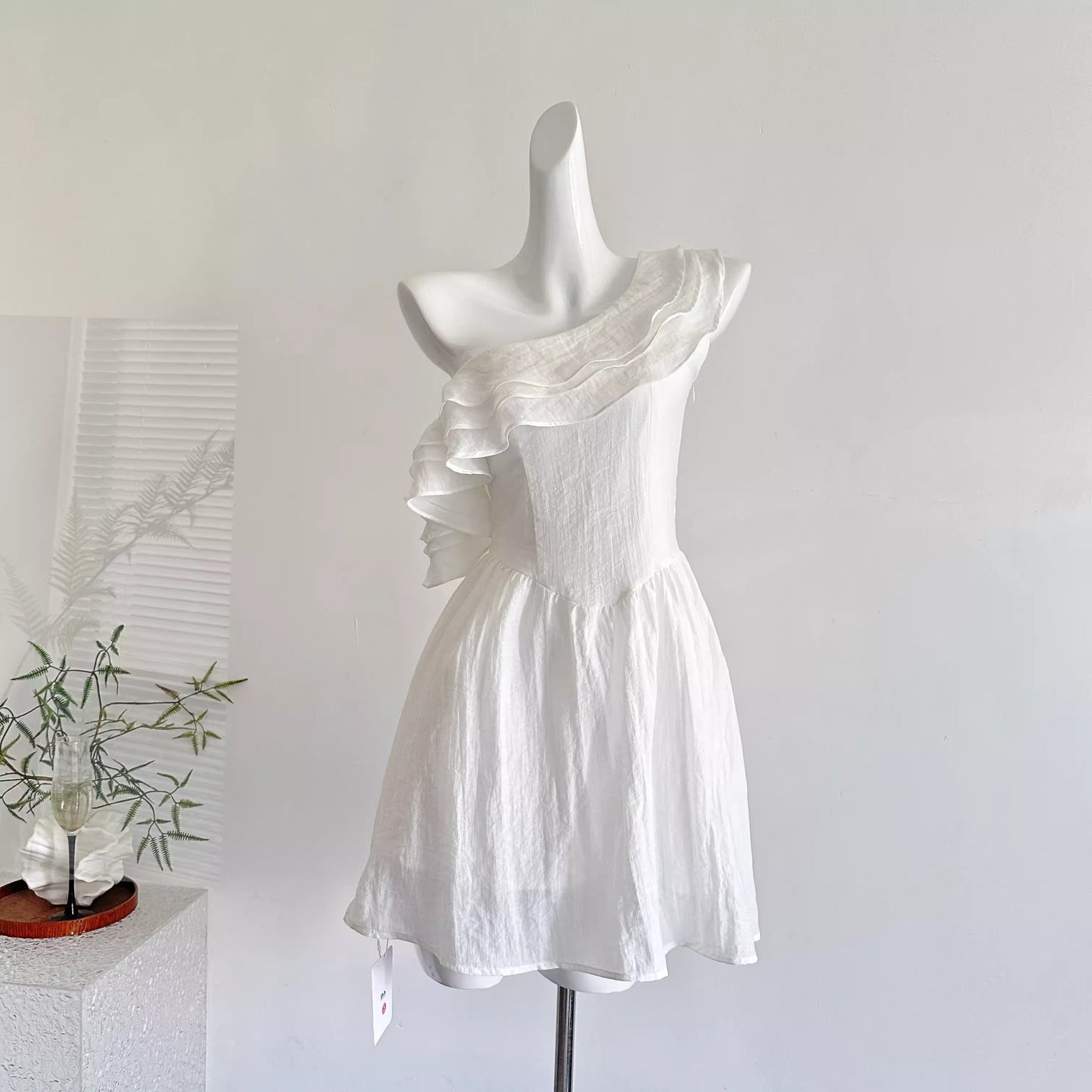 French-style gentle and feminine off-shoulder ruffled white dress, new spring style, slimming and elegant. 11458