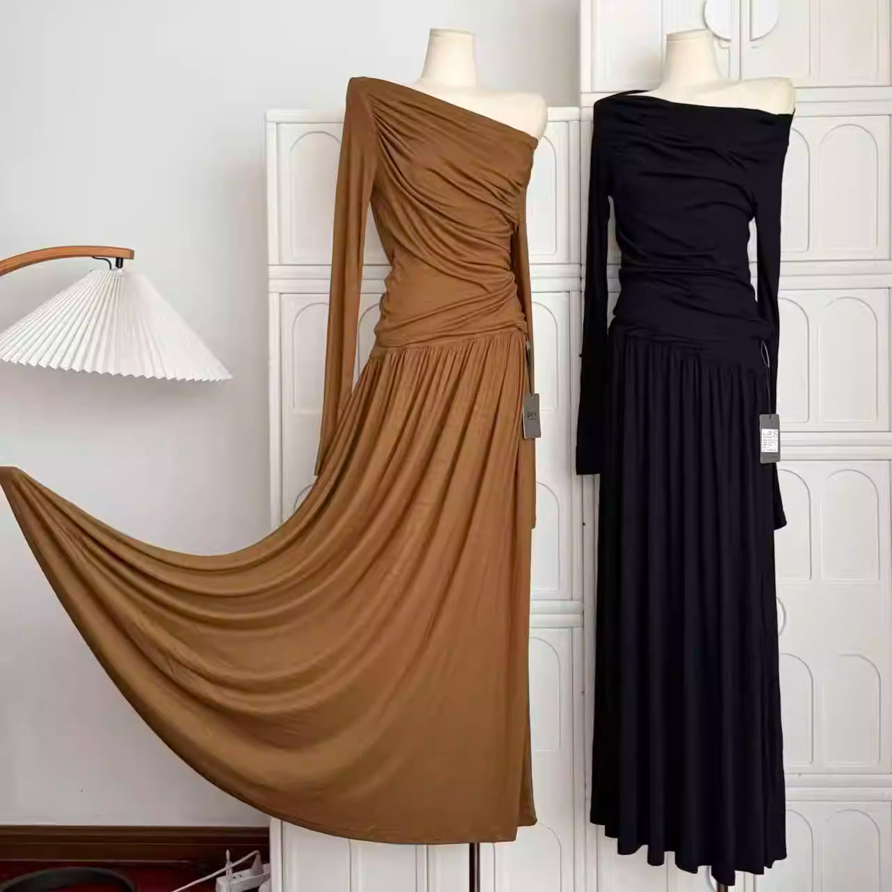 Neues, plissiertes Damenkleid im Herbststil mit schickem, minimalistischem Design, langes Kleid, asymmetrisches One-Shoulder-Kleid 11452