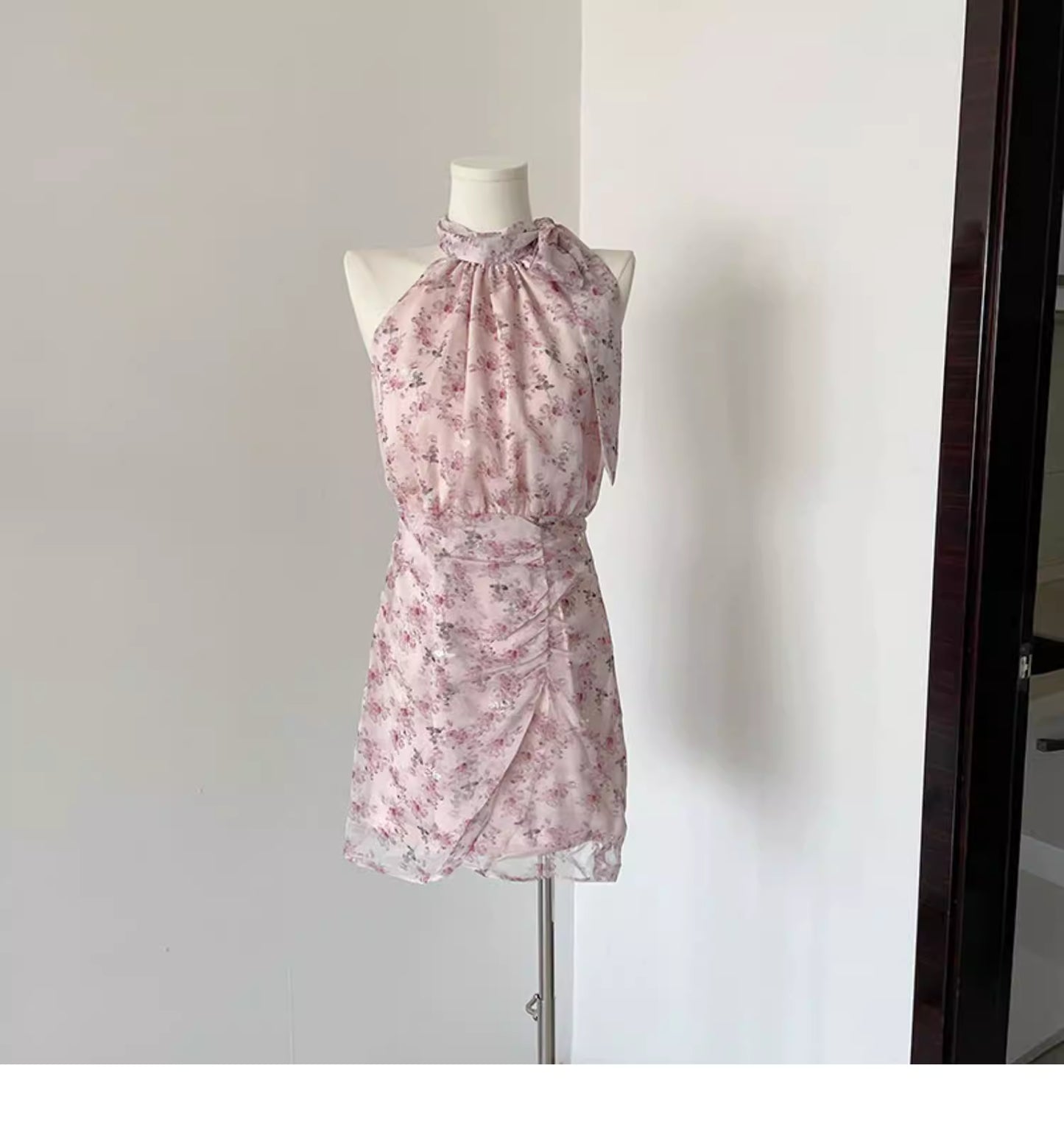 Zartes Neckholderkleid im französischen Stil mit luftigem Rock zum Binden 11491