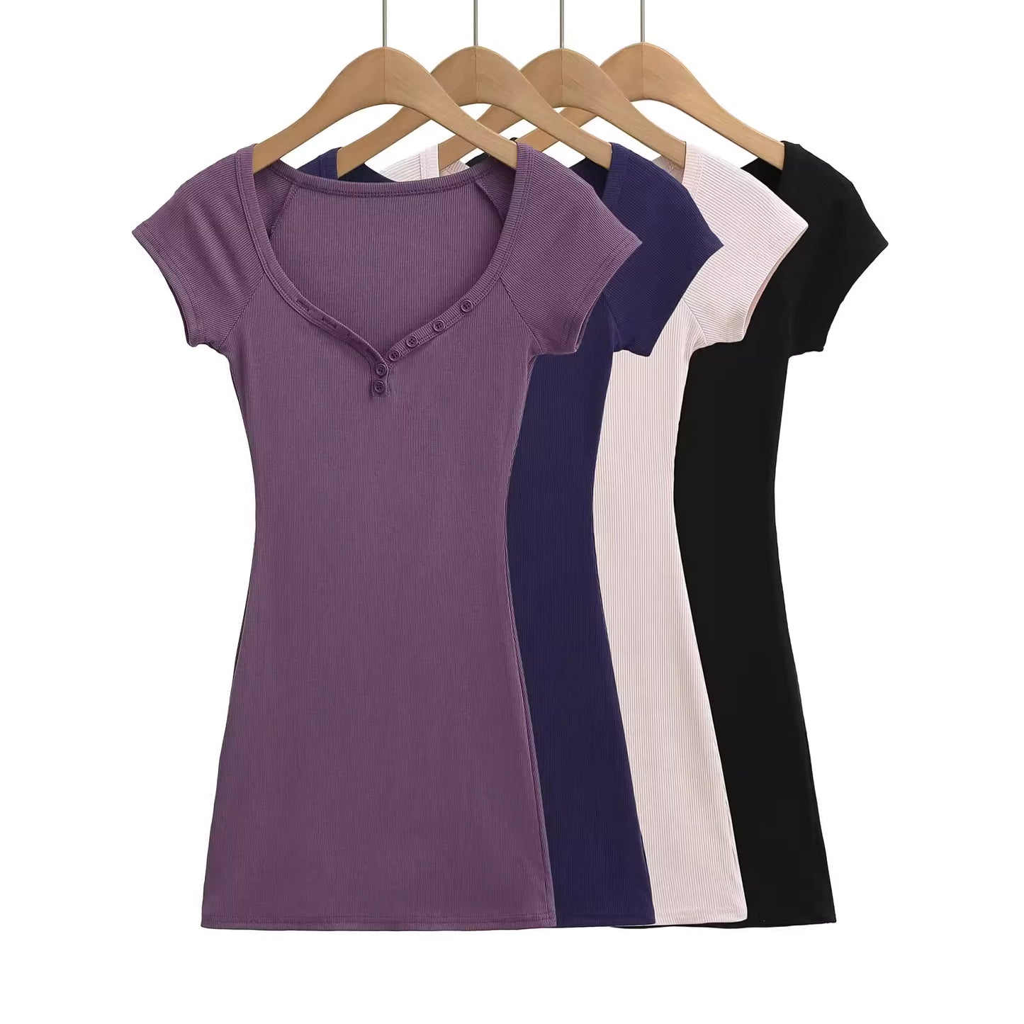 Figurbetontes, kurzärmeliges Kleid mit Herzausschnitt für Damen – sommerlich, pur und sexy, mit schmeichelhaftem Minirock (Artikelnummer 11434).