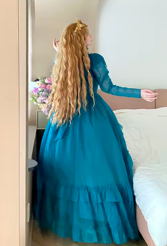 Robe de bal victorienne rétro en tulle bleu paon, col montant, manches longues et volants, longueur au sol, gh6740