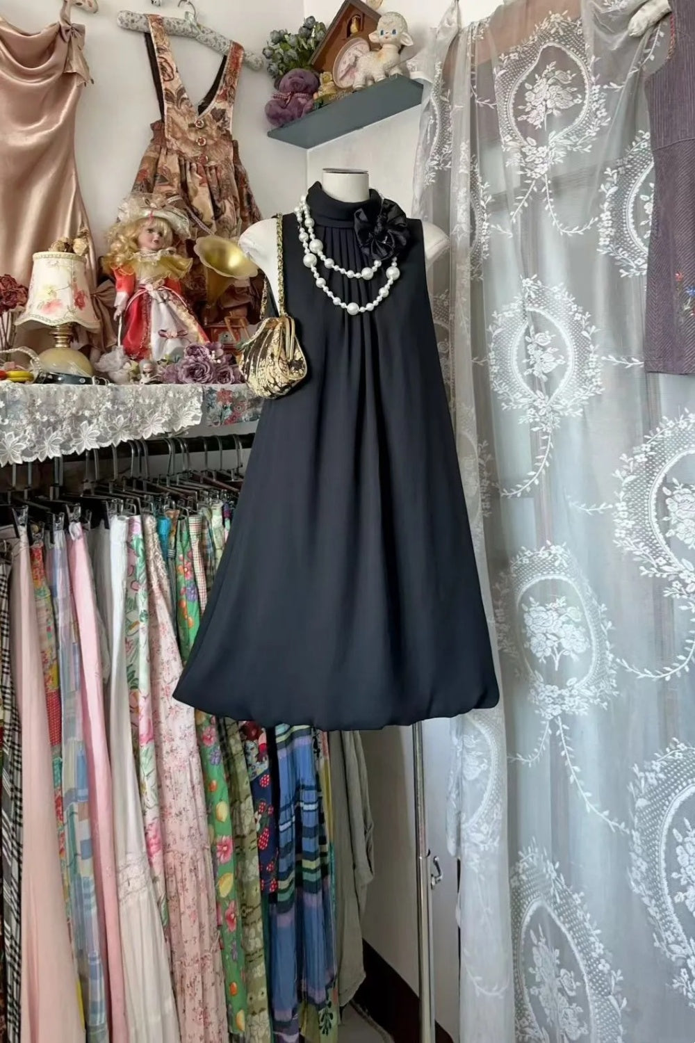 Schwarzes Vintage-Kleid, ärmellos | A-Linien-Kleid mit hohem Kragen und Perlenverzierungen, perfektes Geschenk für Mädchen, ideal für festliche Anlässe (gh6447)