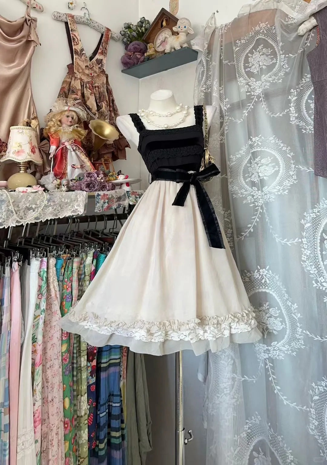 Vintage-Kleid in Schwarz-Weiß | Samt-Spitzen-Puffrock mit Kontrastmuster, perfektes Outfit für Mädchen zur Nachmittagsteeparty (gh6444)