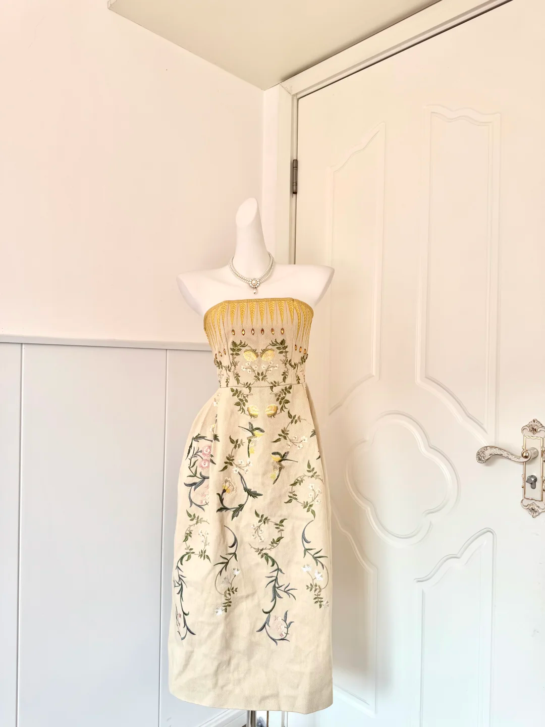 Cream Yellow Strapless Midi Cocktail Dress, Golden Wheat Embroidery With Rhinestones Floral Bird Embroidery Sheath Vintage Party Gown gh9254
