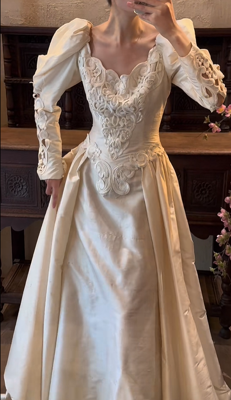 Cream White Vintage Palace Wedding Gown, Heart Neck Puff Long Sleeve Cutwork Embroidery Satin A‑Line Floor‑Length Bridal Dress gh9063