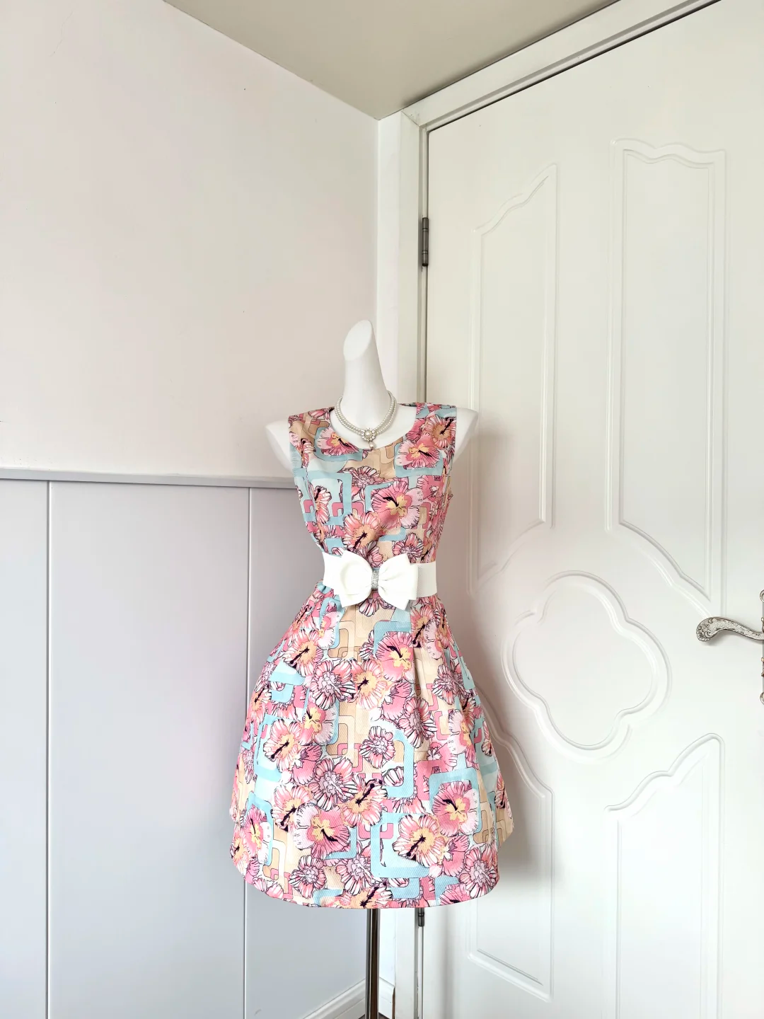 Vintage Floral Geometric Print Sleeveless Short Cocktail Dress, Round Neck White Rhinestone Bow Sash Pleated A‑Line Homecoming Party Gown gh9230
